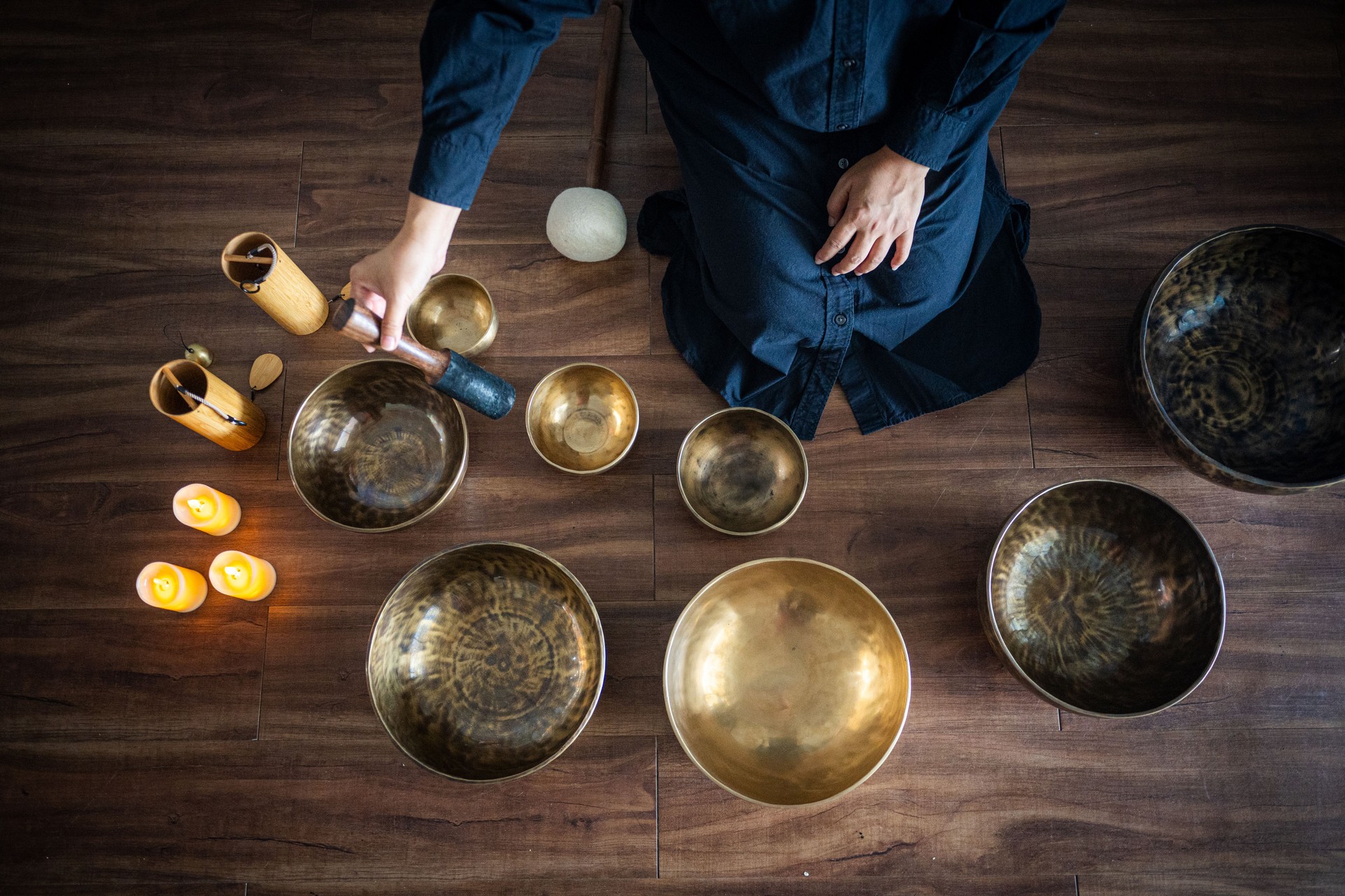 Echi tranquilli: rituale di meditazione di una donna asiatica con campane tibetane