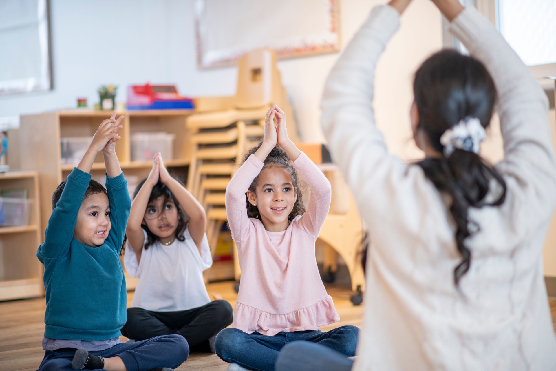 Daycare Bambini Fare Yoga foto d'archivio