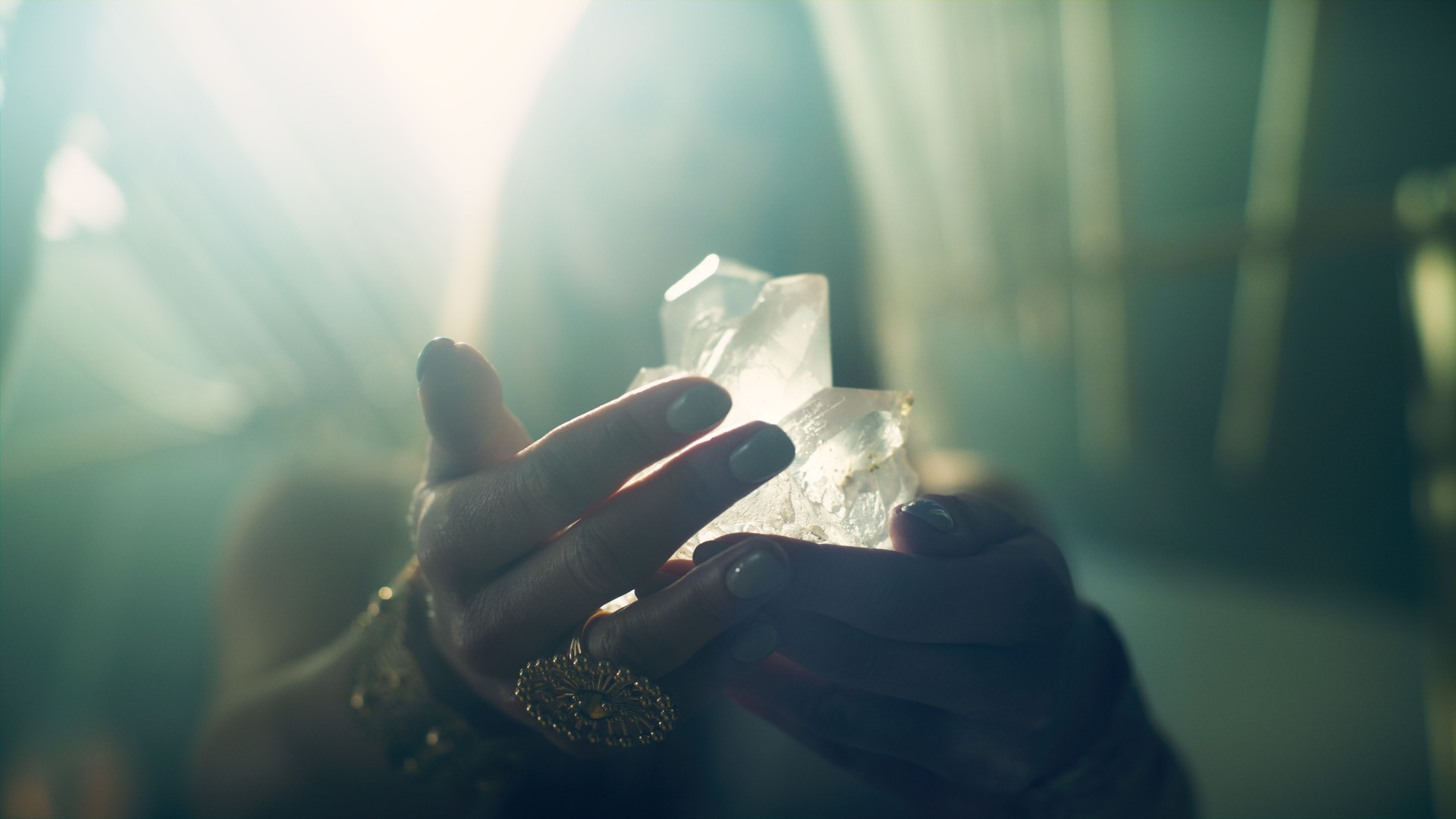 Rituale magico in tenda nel deserto. Mano della donna con un cristallo curativo.